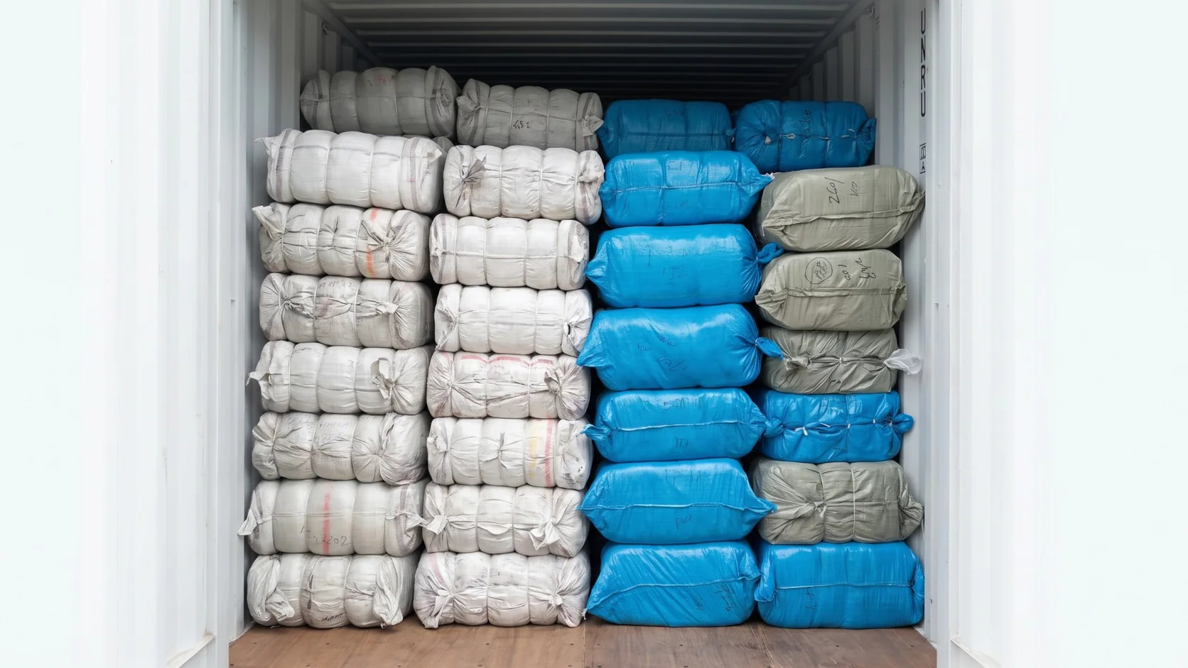 Raktár és bálák
